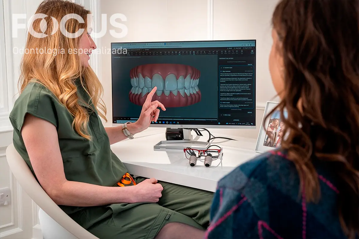 Especialista de FOCUS Odontología explica a una paciente las opciones de prótesis dental fija en consulta en Quito