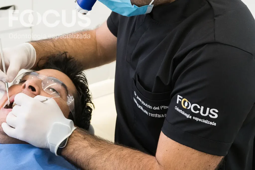Paciente adulto sonriendo durante su control de prótesis dental fija en clínica dental en Quito