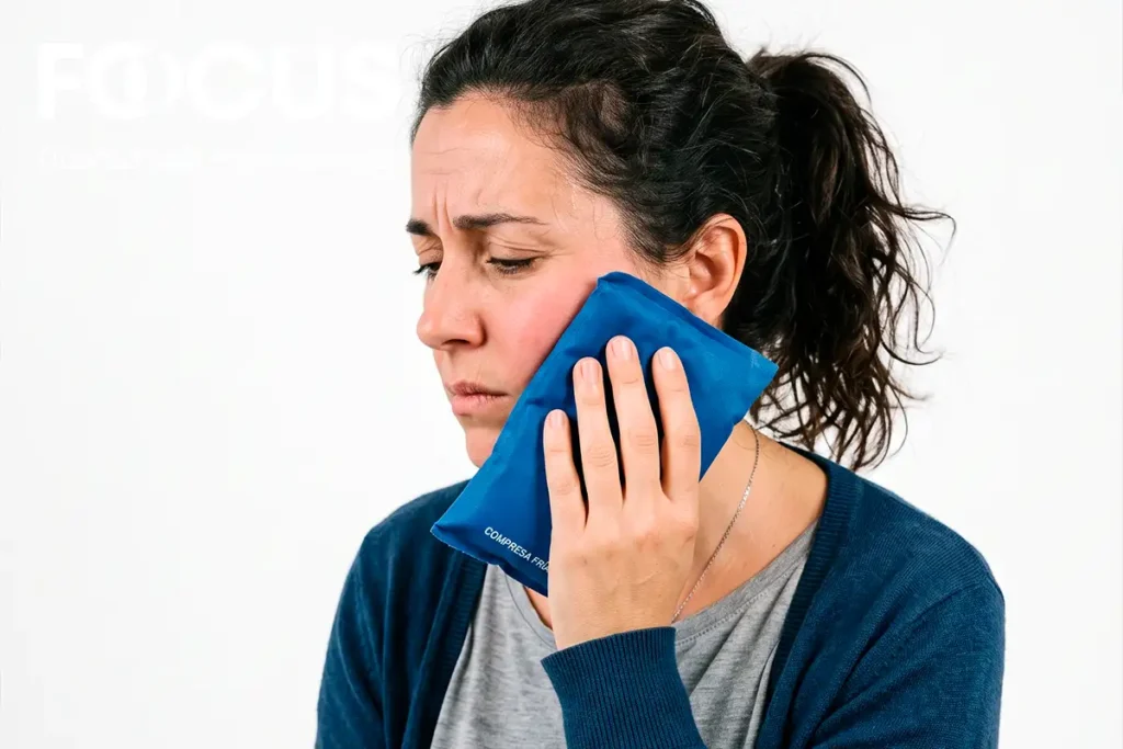 Persona adulta con la mano en la mejilla por dolor de muela