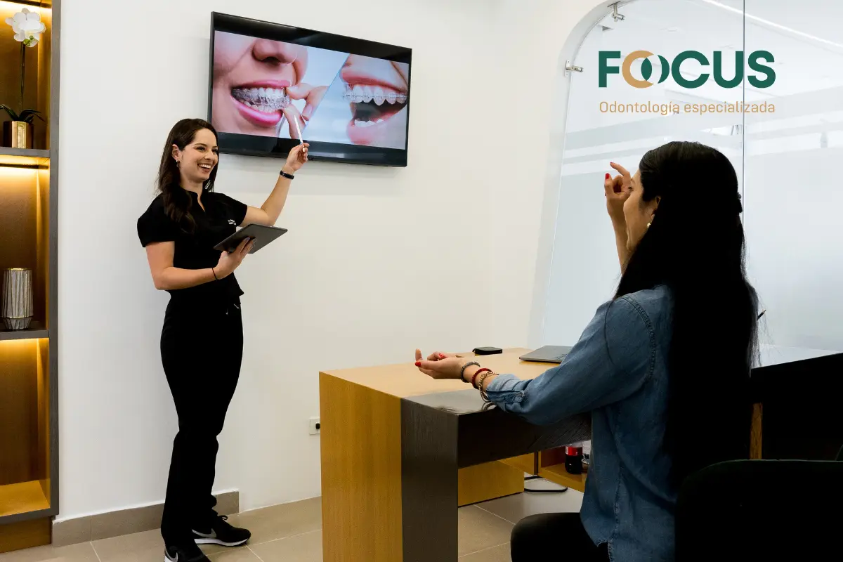 Primer plano de brackets metálicos de acero inoxidable sobre un modelo dental