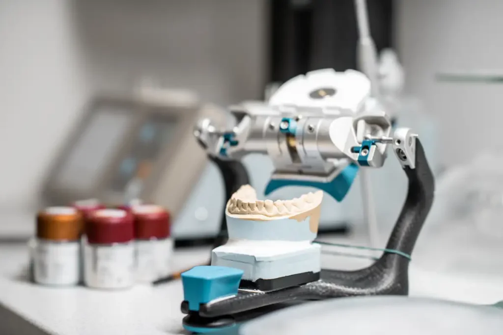 Prótesis removible completa sobre modelo dental en clínica de Quito